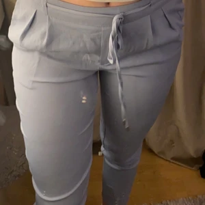 Kostym byxor - Blå kostym byxor från zara, säljer pågrund av att jag tycker dom är för korta (är 173).💕