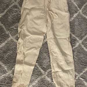 Linnebyxor  - Säljer ett par super vackra linnebyxor får HM✨✨ aldrig använda för dem är för korta för mig som är 168. Skulle säga att dem passar perfekt för dig som är under 162. Lågmidjade samt högmidjade, beroende på vad man gillar❤️