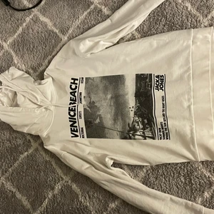 Hoddie - En super cool herr hoodie från Jack&Jones som aldrig kommit till användning🤍🤍