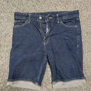 Mörkblåa jeans shorts från H&M i bra skick, storlek W30