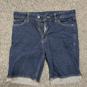 Jeans shorts från H&M - Mörkblåa jeans shorts från H&M i bra skick, storlek W30