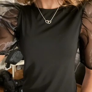 Fest topp - Galet snygg fest-topp som är använd en gång🖤 snygg till vad som helst och passar närsom! Puffärmar❤️ ena puffärmen har lossnat några millimeter från tröjan❤️