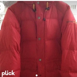 Fjällräven liknade jacka  - En varm och fjällräven liknade jacka. Den passar mig som brukar ha 36-38 och den är verkligen så fin och mysig. Har bestämt mig för o sälja eftersom jag har en röd fjällräven. Det är sjukt lika och sitter likadant. Säljer för 750 men kan tänka att sälja för 650 vid snabbt och smidigt  köp 😍tveka inte att fråga