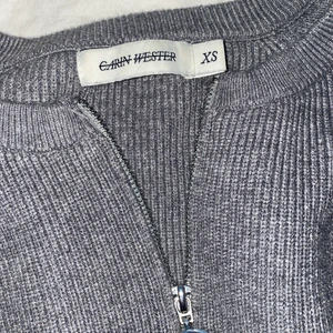 Tröja med dragkedja - Tröja från Carin Wester med dragkedja, jättefint skick, säljer pga att den är för liten för mig