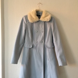 Fuskpälskappa - Kappa med fuskpälskrage. Använd 2 gånger och helt utan defekter. Tjockt material och därför varm på vintern. Köpt på Asos för 890kr. Frakten ingår. Kan mötas upp i Malmö. 