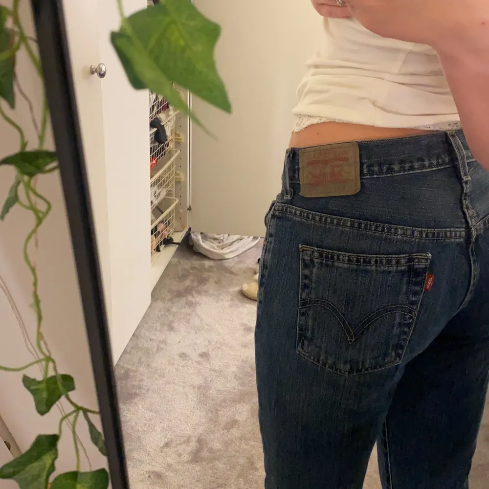 Supersnygga vintage levis bootcut 515❤️‍🔥 Säljer pga passar inte mig. De är köpta på second hand men i bra skick! Vet inte vad de är för storlek men jag har vanligtvis 36.. Jeans & Byxor.