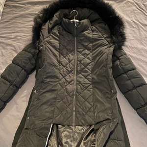 Calvin Klein Vinterjacka - Nästan oanvänd vinter jacka, använd  Max 5 gånger. Köpt i USA, har inget kvitto. Ej äkta päls.