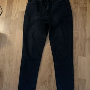 Svarta vila byxor - Svarta vila byxor som sitter som en smäck😍