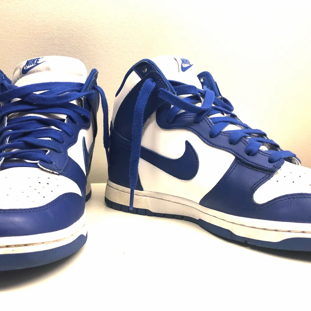 Nike dunk Royal blue storlek 45, använda ett få tal gånger men och i gott skick. Något creasade fram men inget som märks om man inte tittar noga.. Skor.