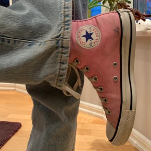 Rosa converse  - Trendiga höga Converse i rosa färg, fina till våren! Skorna är använda, se bilder, men inga hål eller skador. Skriv för fler bilder eller frågor💕 Kolla gärna in mina andra annonser för fler Converse🥳
