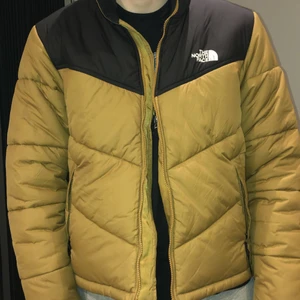 North Face - OBS! Trasig dragkedja! Jackan är i storlek M i fint skick det enda som är trasig är dragkedjan. Jag har kvar delar till den som vill fixa. 