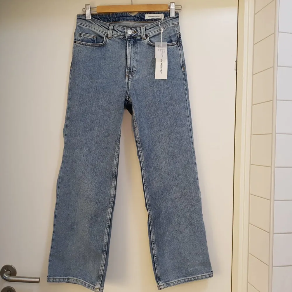 Oanvända Carin Wester Jeans inköpta på Åhléns för 499 kr. Jeansen har medelhög midja, är tighta upptill, ankellånga och sedan utsvängda nedtill. . Jeans & Byxor.