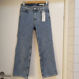 Carin Wester jeans - Oanvända Carin Wester Jeans inköpta på Åhléns för 499 kr. Jeansen har medelhög midja, är tighta upptill, ankellånga och sedan utsvängda nedtill. 