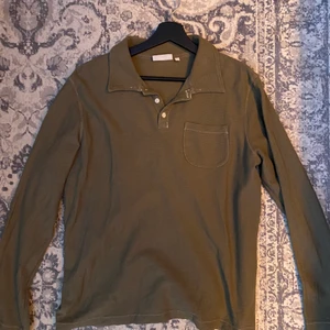 Weekday långärmad pikétröja  - Mörkgrön weekday långärmad pikétröja i storlek M