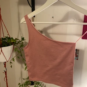 Linne från h&m - Linne med en ärm från H&m i en jättefin rosa färg. Storlek xs