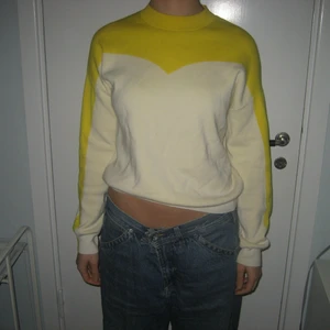 Stickad tröja &otherstories - Finstickad tröja från &otherstories i två gula nyanser. Så fin men har tyvärr växt ur den! 