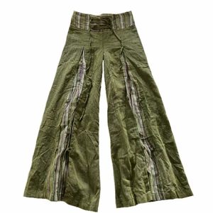 Tygbyxor med detaljer  - Gröna tygbyxor med snörning vid midjan och detaljer (se bild 2,3)! Passar bäst på strl XS-S. Hör av dig om du har frågor eller är intresserad💓