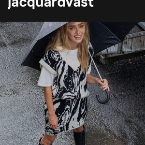 Stickad oversize jacuard väst och kjol - Använt en gång. Kjolen storlek M och västen storlek S. Köpt ifrån NA-KD