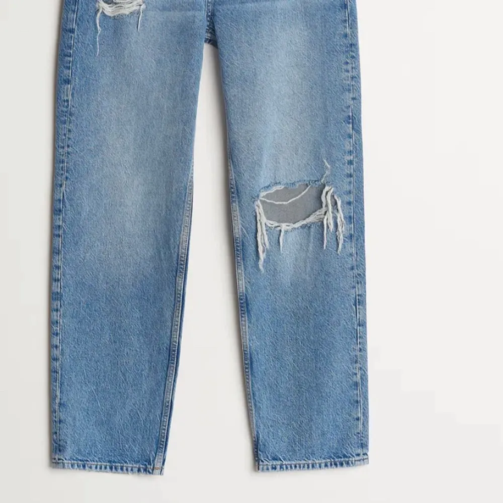 Högmidjade raka jeans med hål från GinaTricot. De är använda fåtal gånger. Nypriset var 599kr och de är u storlek 32. Jeans & Byxor.