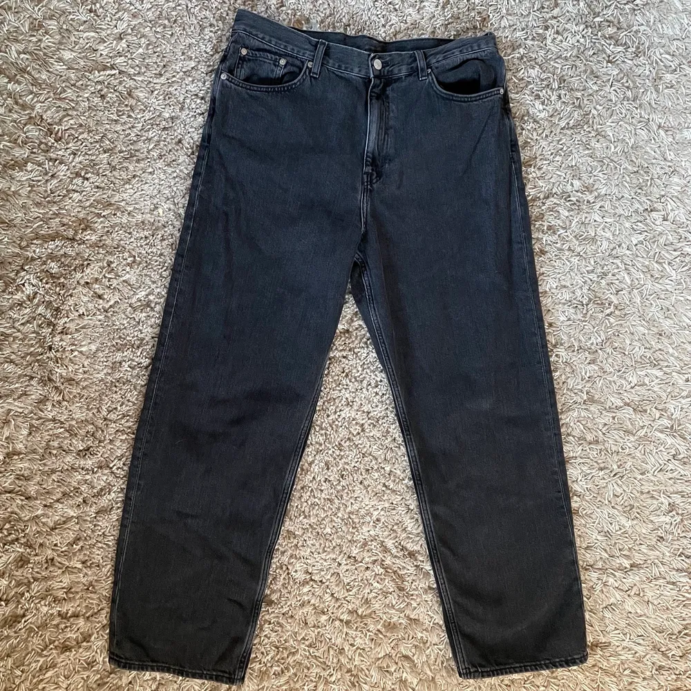 Säljer dessa svarta Weekday galaxy jeans 33/32 då de sitter för löst på mig. Dessa är väldigt vida i benen ska det sägas!  Hör av dig vid frågor! . Jeans & Byxor.
