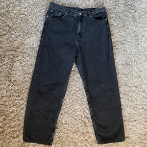 Jeans Weekday galaxy - Säljer dessa svarta Weekday galaxy jeans 33/32 då de sitter för löst på mig. Dessa är väldigt vida i benen ska det sägas!  Hör av dig vid frågor! 