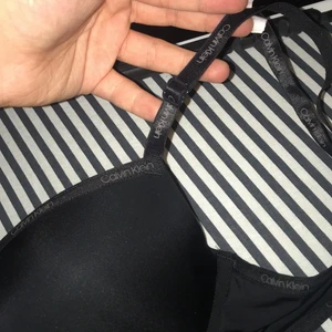 Calvin Klein BH - Jättefin oanvänd BH, säljer eftersom Torkeldagen är för liten på mig vill bli av med den snabbt så säljer den väldigt billigt 
