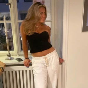 Strl XS-M - Jag säljer min jättefina svarta stickade topp från zara då den ej kommer till användning. Den är slutsåld från hemsidan och lappen sitter kvar. Den är i storlek s men passar även storlek xs och m. Bilden är lånad och är liknade den jag säljer, men kan skicka egna bilder. Kommer starta en budgivning om fler är intresserade. Köparen står för frakt.