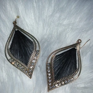 Silvriga örhängen  - Silverfärgade örhängen med stenar och svarta trådar. Jättefina och i toppen skick. Ser precis ut som på bilderna.