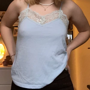 Spetslinne - Ljusblått spetslinne från bikbok, storlek XS men passar mig som brukar ha S ❤️ 