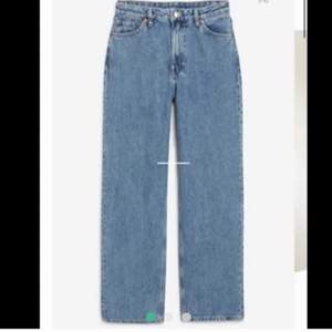 Jag säljer ett par Monki-jeans i storlek 26! De är ganska välanvända därav priset! Dom passar mig som är 170 cm!💛 60kr + frakt<3