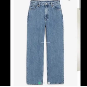 Monki-Jeans💛 - Jag säljer ett par Monki-jeans i storlek 26! De är ganska välanvända därav priset! Dom passar mig som är 170 cm!💛 60kr + frakt<3