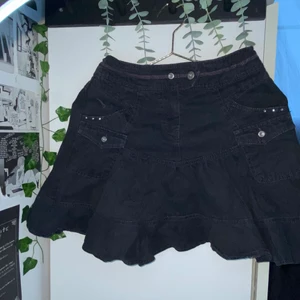 𝗬𝟮𝗞 𝗥𝘂𝗳𝗳𝗹𝗲d 𝗕𝗹𝗮𝗰𝗸 𝗦𝗵𝗼𝗿𝘁 𝗪𝗮𝗶𝘀𝘁 𝗦𝗸𝗶𝗿𝘁 - Säljer nu denna pga för liten stlk för mig.  Det är en väldigt ✨classy✨ waist skirt som jag thriftat ett tag sen. Har försökt söka upp märket och därför försökt hitta något ”originellt pris” utan något resultat. Därav en symbolisk summa för den! Vill försöka att ge exakta detaljer men hittar ej måttbandet, men kan endast informera att den är slim waisted ,denim och ej så stretchig. Men det går att skjutsera midjan på den en liten del. Endast swish:)