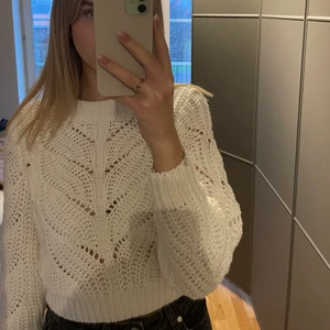 Vit stickad tröja - Köpt från Zalando för 280kr. Strlk XS och jag är 176cm. Säljer för 149kr inklusive frakten! ❤️❤️