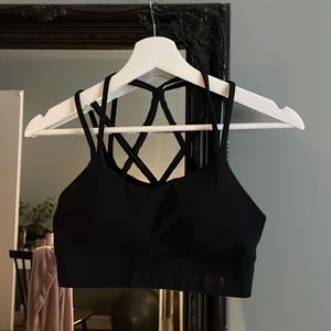 Sport-bh stronger - Svart sport-bh från Stronger. RIKTIGT snygg på men för tight för mig! Vaddering. Stl S. Använd 1-2 gånger, nyskick!