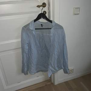 En fin somrig skjorta som är jättefin att ha över ett linne, tyvärr är den lite för liten för mig❣️