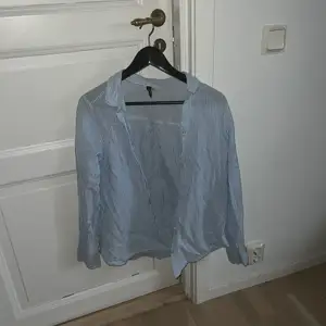 En fin somrig skjorta som är jättefin att ha över ett linne, tyvärr är den lite för liten för mig❣️