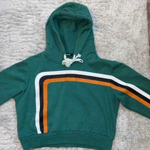 Cropped hoodie  - • Size M. Från bikbok. Använd fåtal gånger - fint skick. Croppad • 