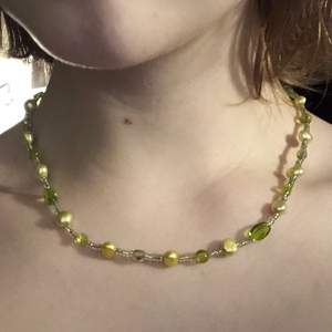 jättegulligt halsband med pärlor i olika nyanser av grön🐛🌳 perfekt till våren!!⭐️ 