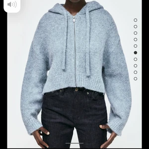 Zara - (LÅNADE BILDER) Säljer min fina zara kofta som är slutsåld! Köpte för 400kr. Knappt använnd och jättebra skick! Kontakta för frågor! Storlek s