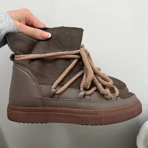 Inuikii - Skorna är aldrig använda, storlek 39!! Färgen är Taupe☺️ finns i Jönköping annars står köparen för frakten!! 