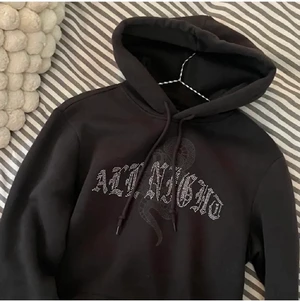Cool hoodie - Lånad första bild  💖 köpt för ca 1år sedan använd ett par gånger! Fett cool as skön overzized hoodie, men säljer pga utrensning! Skriv för bilder/frågor 💬 BUDA : start bud är 200kr