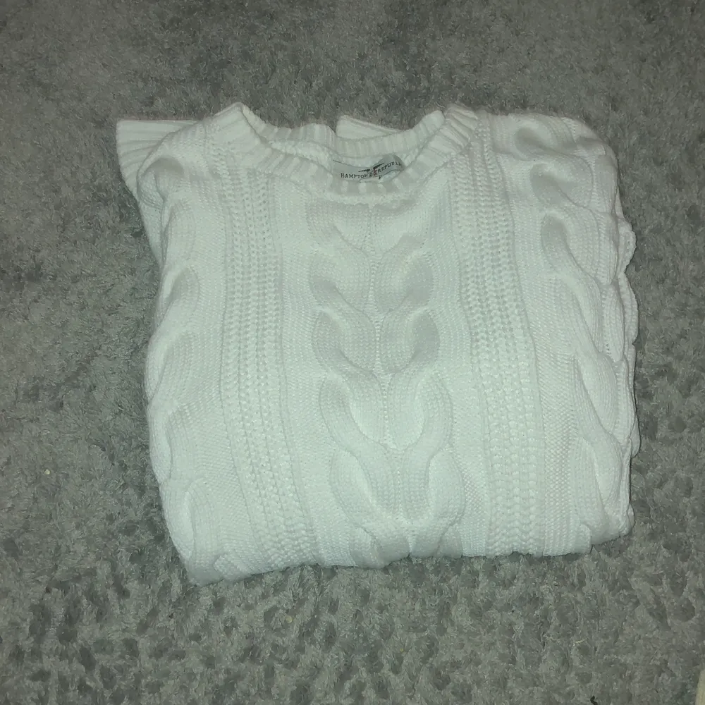 En mysig stickad tröja från Hampton republic i st 146-152. Perfekt för att fylla ut garderoben. Färgen vit 💕💕💕 frakt ingår inte. Man får välja om man vill ha spårbart eller inte❤️❤️. Stickat.