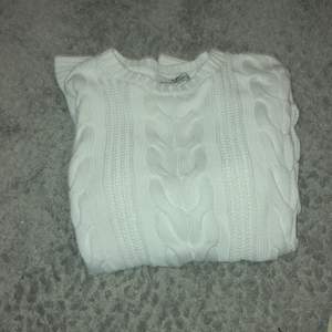 En mysig stickad tröja från Hampton republic i st 146-152. Perfekt för att fylla ut garderoben. Färgen vit 💕💕💕 frakt ingår inte. Man får välja om man vill ha spårbart eller inte❤️❤️