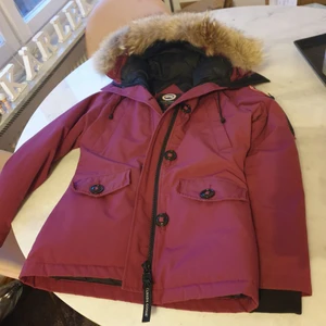 Canada Goose montebello xs - Som ny! Köpt på länna sport för 8999:-  fler bilder kan skickas om så önskas. Finns i Eskilstuna.