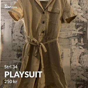 Playsuit - Söt playsuit från VILA i storlek 34. Endast använd en gång under 200-dagars🥳 Säljer då den är för stor för mig. Priset är inklusive frakt!📦