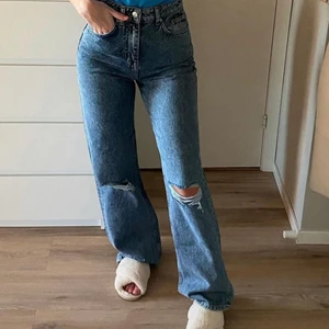 Slitna jeans från NA-KD  - Nypris: 499kr mitt pris: 200 kr storlek: 34 skick: aldrig använda, endast provade, antigen hämta oss mig eller fraktkostnad för 68kr 