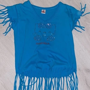 hello kitty tröja 🌀 - skulle säga att den är som en xxs eller xs eftersom att det är barn storlek<3 