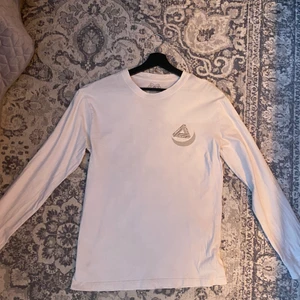 Palace långärmad t-shirt - Vit Palace långärmad t-shirt med tryck på fram och baksida i storlek M.
