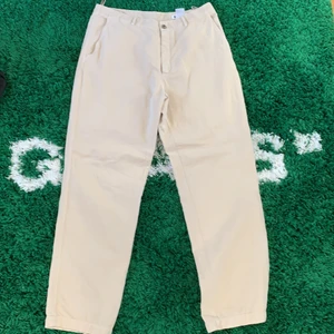 Hope Van Trousers - Hope Van Trousers, beigea byxor/chinos med sjukt najs pass form. Storlek 50, passar bra på dig som är runt 180-190 skulle jag säga beroende på önskad passform. Nypris runt 1200 har jag för mig, säljer för 500kr. Endast använda en gång, dvs i princip nya.