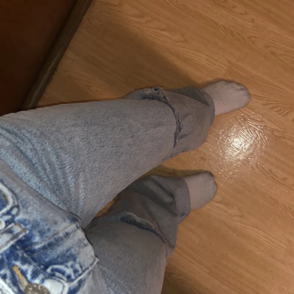 Jusblåa vida jeans från Na-kd i str 34. Jensen är använda endast 2 gången då de är för stora för mig💕🙂 Skriv vid intresse eller om ni vill ha fler bilder🥰. Jeans & Byxor.